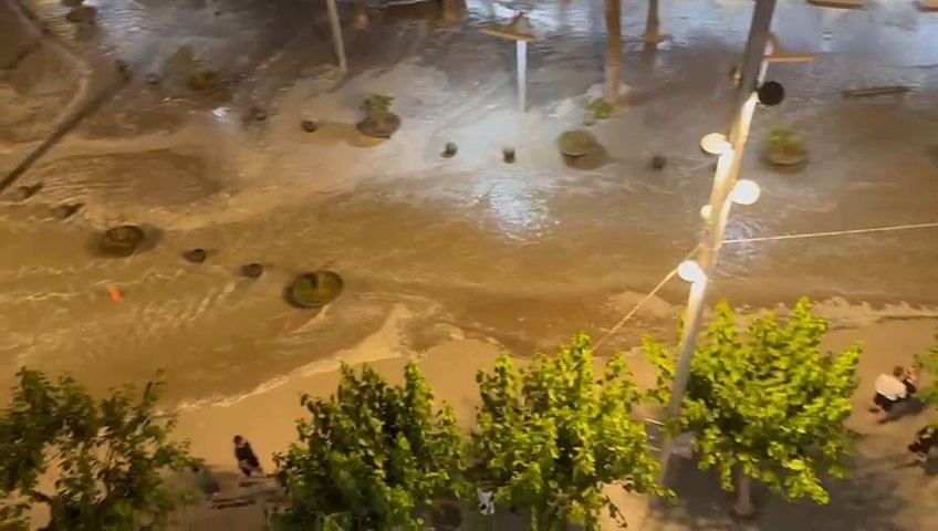 Meteotsunami auf Mallorca, das Meer dringt in Puerto Alcudia ein: virale Videos