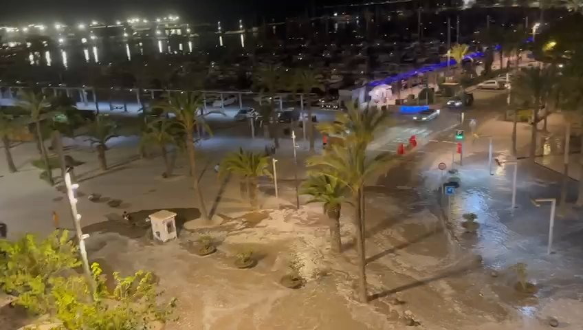 Meteotsunami en Mallorca, el mar invade Puerto Alcudia: vídeos virales