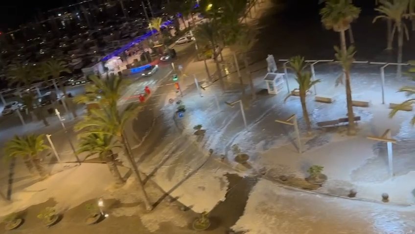 Meteotsunami auf Mallorca, das Meer dringt in Puerto Alcudia ein: virale Videos