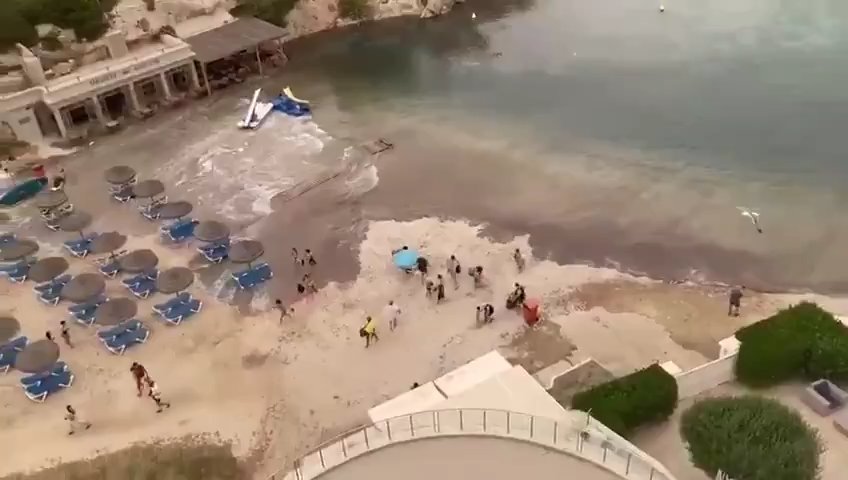 Meteotsunami auf Mallorca, das Meer dringt in Puerto Alcudia ein: virale Videos