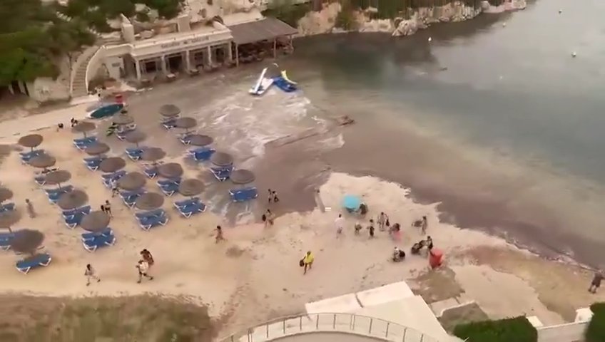 Meteotsunami auf Mallorca, das Meer dringt in Puerto Alcudia ein: virale Videos