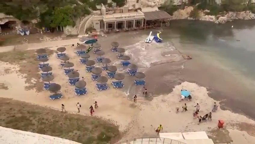 Meteotsunami auf Mallorca, das Meer dringt in Puerto Alcudia ein: virale Videos