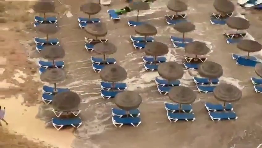 Meteotsunami auf Mallorca, das Meer dringt in Puerto Alcudia ein: virale Videos