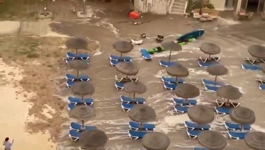 Meteotsunami auf Mallorca, das Meer dringt in Puerto Alcudia ein: virale Videos