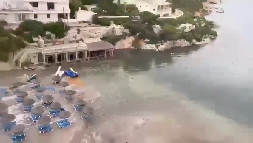 Meteotsunami auf Mallorca, das Meer dringt in Puerto Alcudia ein: virale Videos