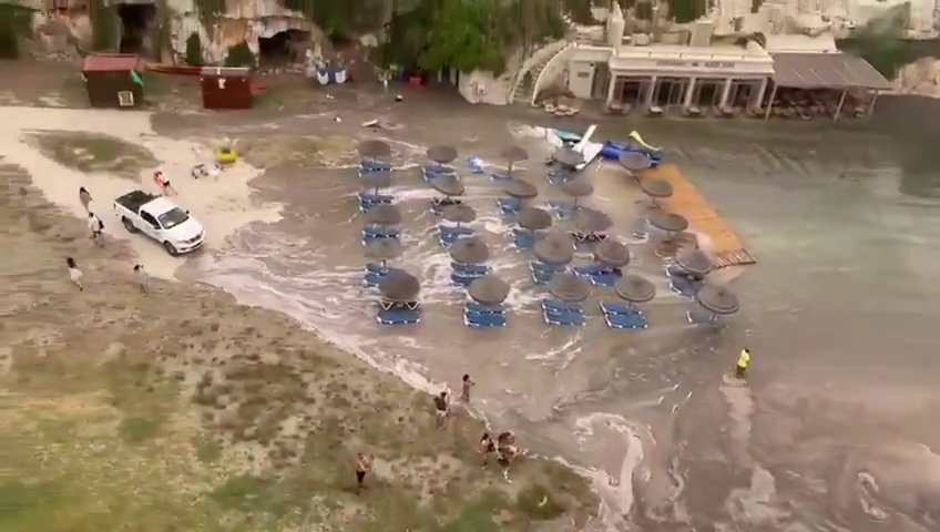 Meteotsunami auf Mallorca, das Meer dringt in Puerto Alcudia ein: virale Videos