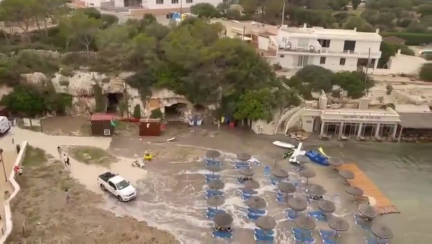 Meteotsunami auf Mallorca, das Meer dringt in Puerto Alcudia ein: virale Videos