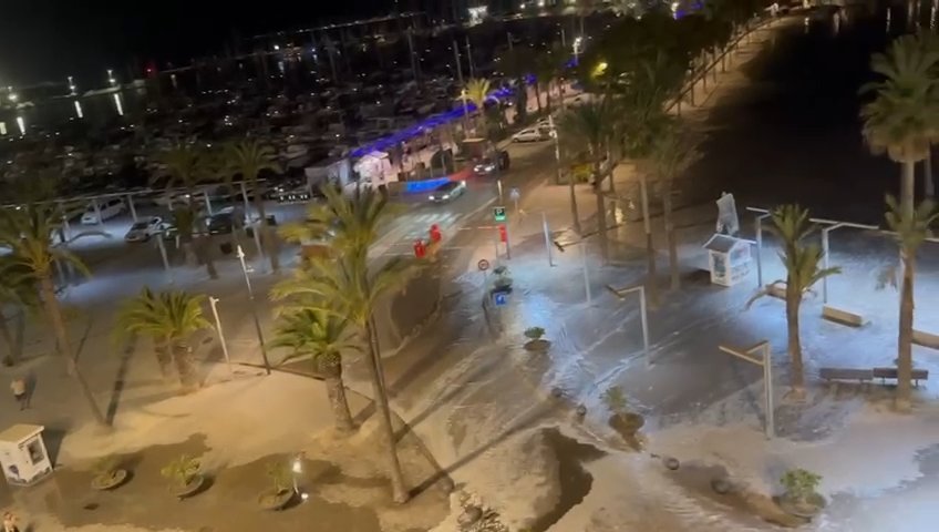 Meteotsunami auf Mallorca, das Meer dringt in Puerto Alcudia ein: virale Videos