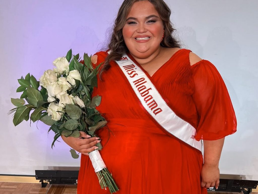 Modelo obesa se convierte en Miss Alabama 2024, masacrada en línea: así responde