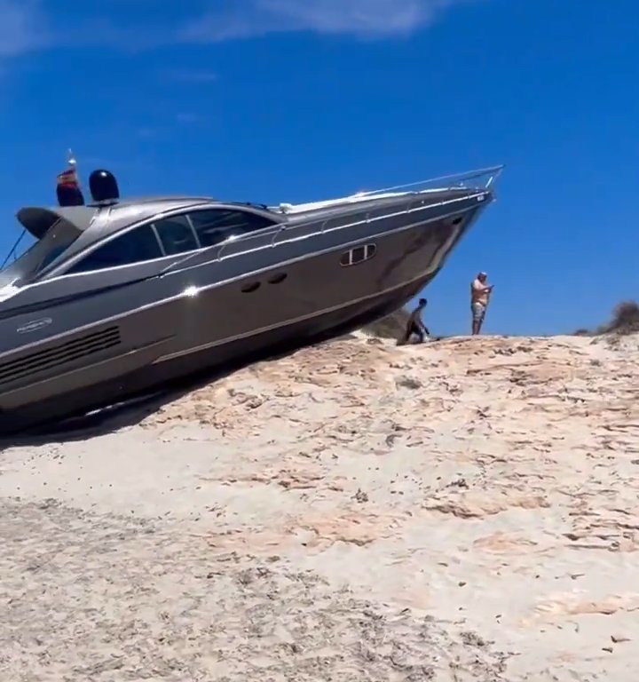 Una lancha fuera de control se estrella en una playa de Formentera y no hay heridos