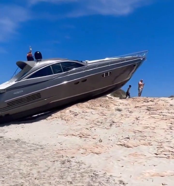 Una lancha fuera de control se estrella en una playa de Formentera y no hay heridos