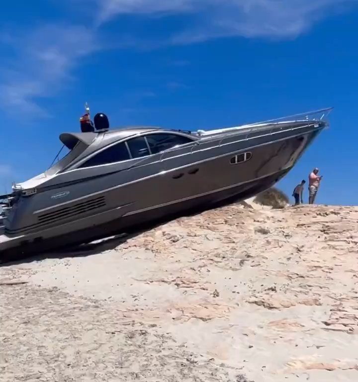 Motoscafo senza controllo si schianta su spiaggia a Formentera nessun ferito