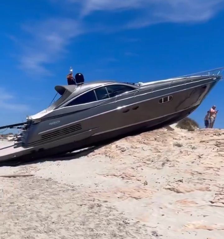 Una lancha fuera de control se estrella en una playa de Formentera y no hay heridos