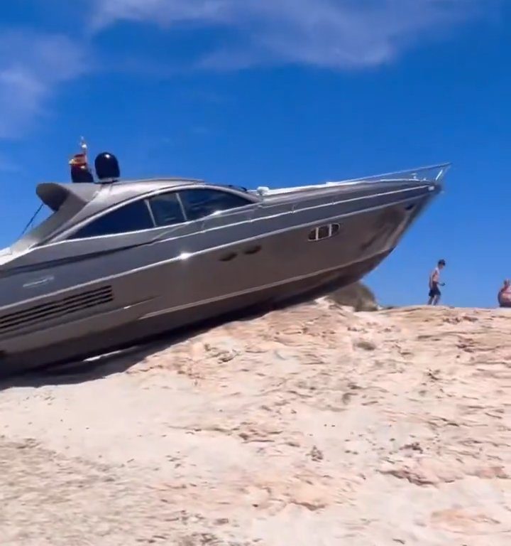 Una lancha fuera de control se estrella en una playa de Formentera y no hay heridos