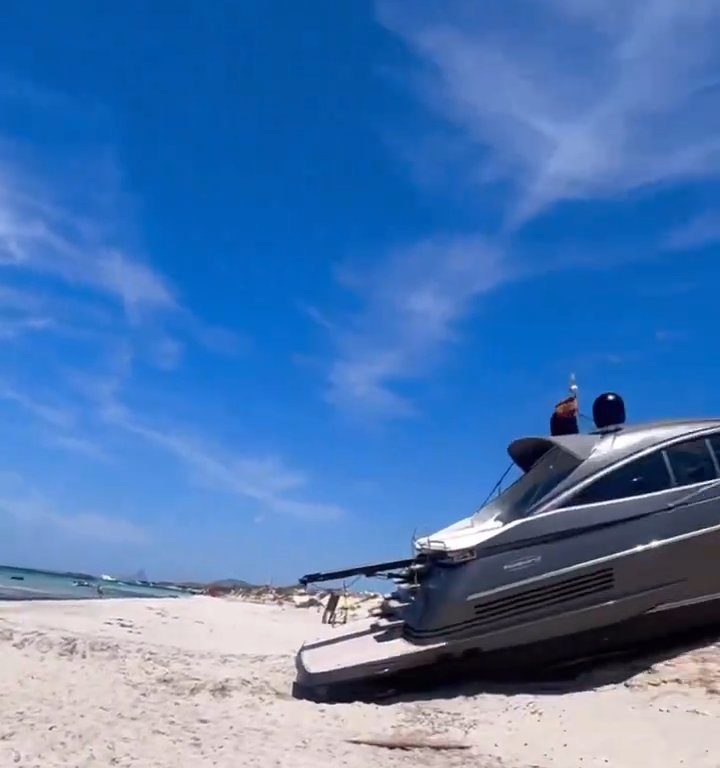 Una lancha fuera de control se estrella en una playa de Formentera y no hay heridos