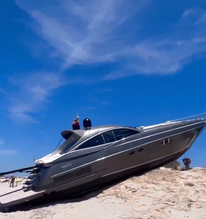 Außer Kontrolle geratenes Motorboot stürzt auf Formentera auf Strand, niemand verletzt