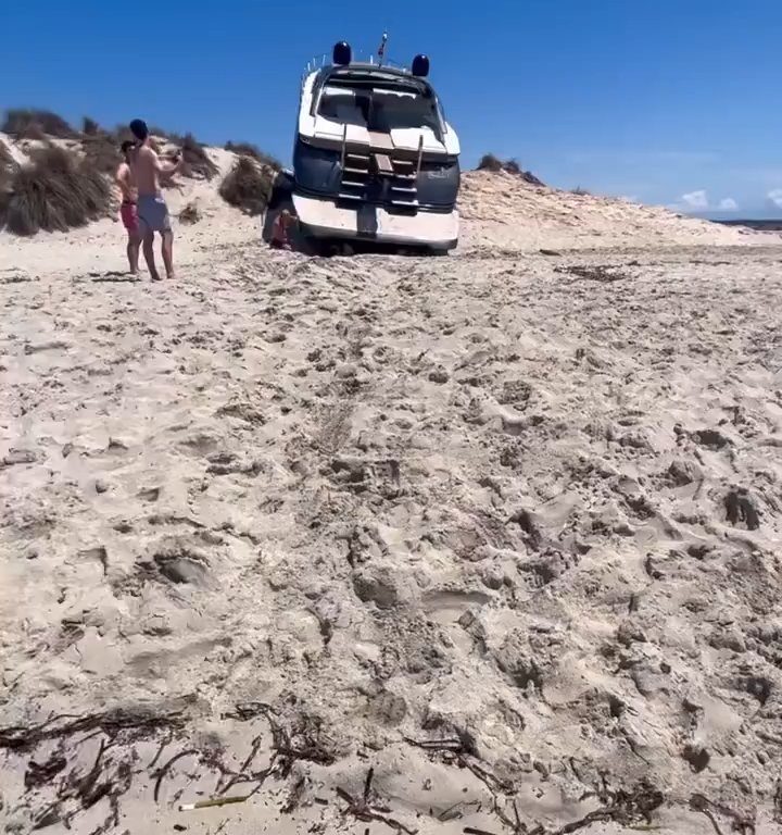 Una lancha fuera de control se estrella en una playa de Formentera y no hay heridos