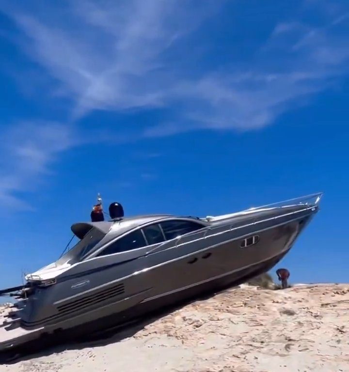 Una lancha fuera de control se estrella en una playa de Formentera y no hay heridos