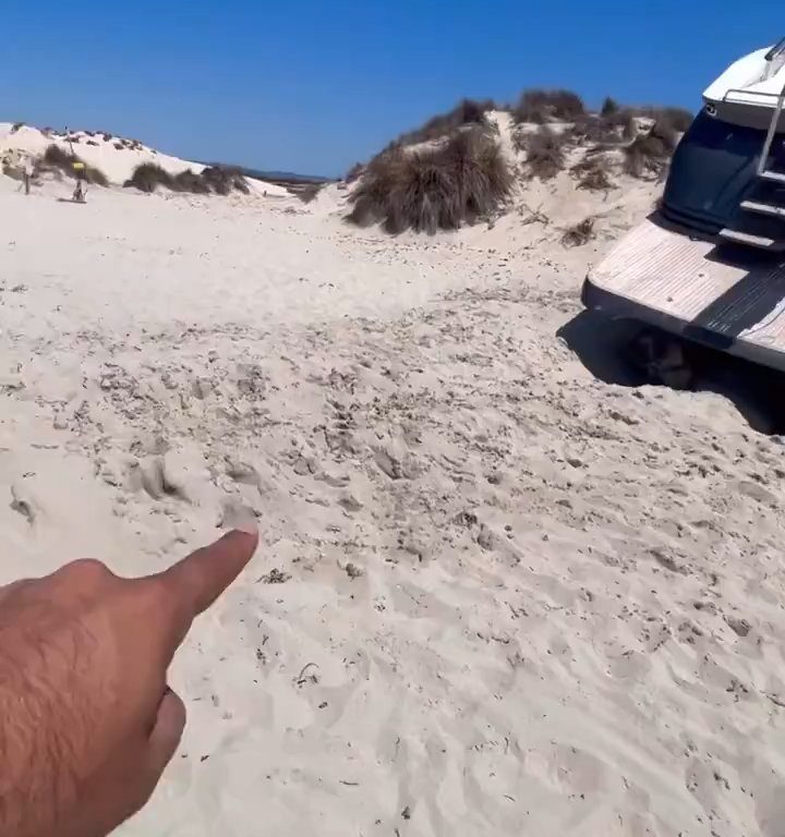 Una lancha fuera de control se estrella en una playa de Formentera y no hay heridos