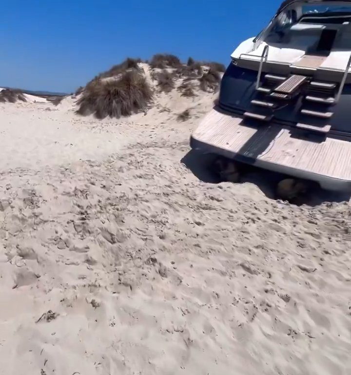 Una lancha fuera de control se estrella en una playa de Formentera y no hay heridos