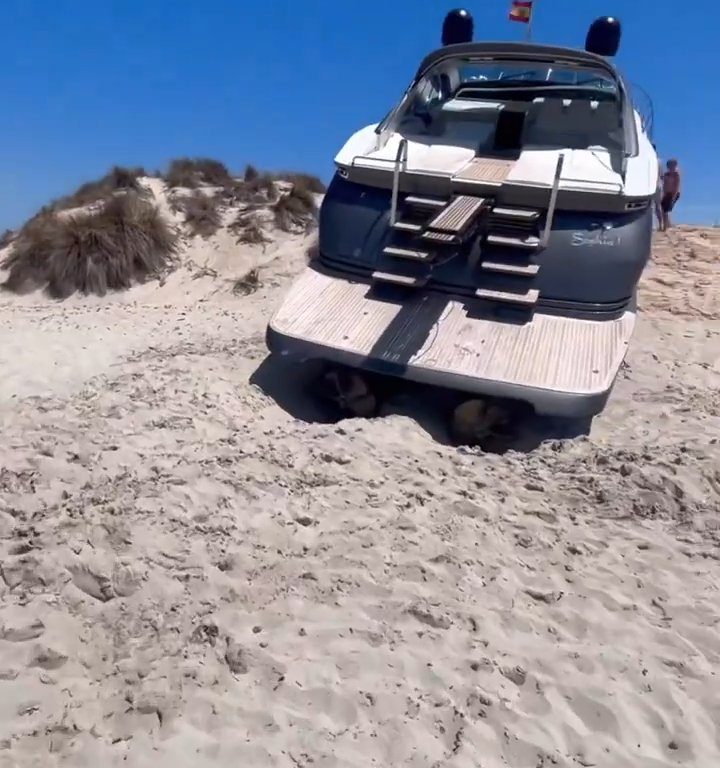 Motoscafo senza controllo si schianta su spiaggia a Formentera nessun ferito