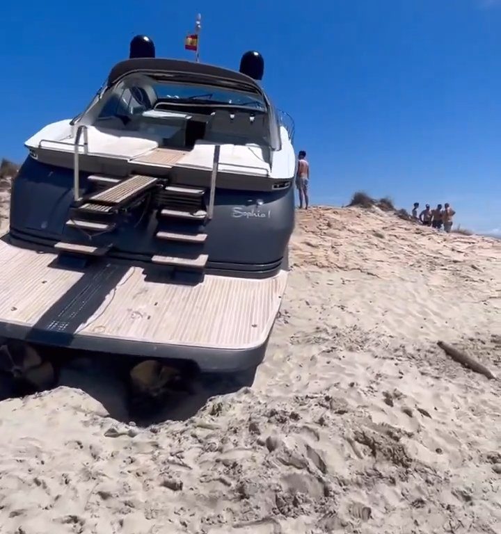 Motoscafo senza controllo si schianta su spiaggia a Formentera nessun ferito