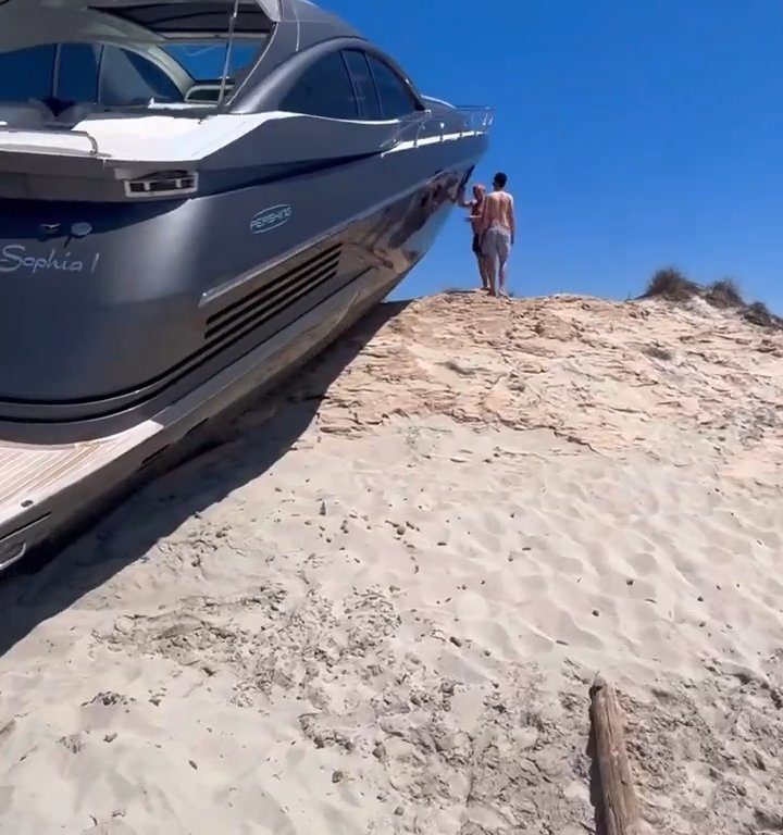 Motoscafo senza controllo si schianta su spiaggia a Formentera nessun ferito