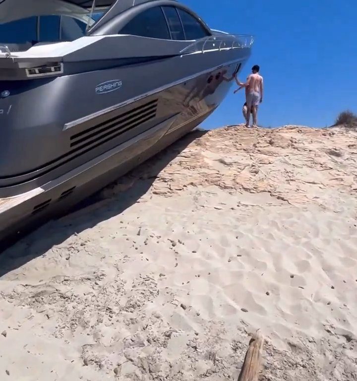 Motoscafo senza controllo si schianta su spiaggia a Formentera nessun ferito