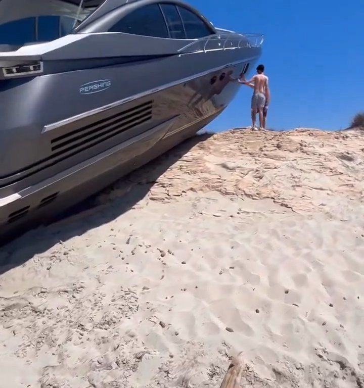 Una lancha fuera de control se estrella en una playa de Formentera y no hay heridos