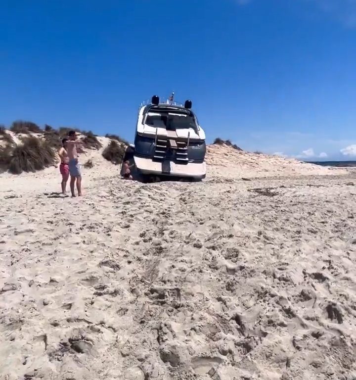 Una lancha fuera de control se estrella en una playa de Formentera y no hay heridos