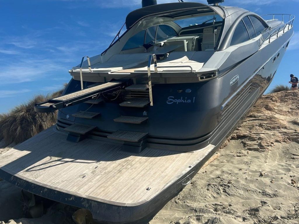 Una lancha fuera de control se estrella en una playa de Formentera y no hay heridos