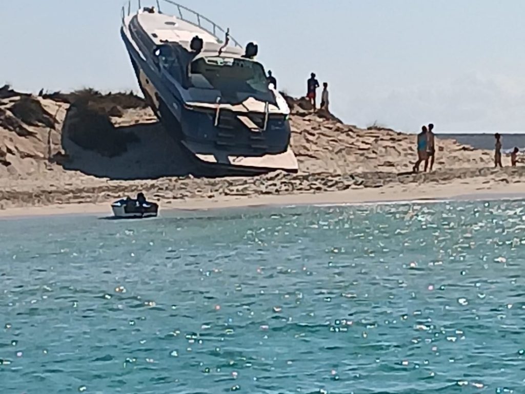 Una lancha fuera de control se estrella en una playa de Formentera y no hay heridos