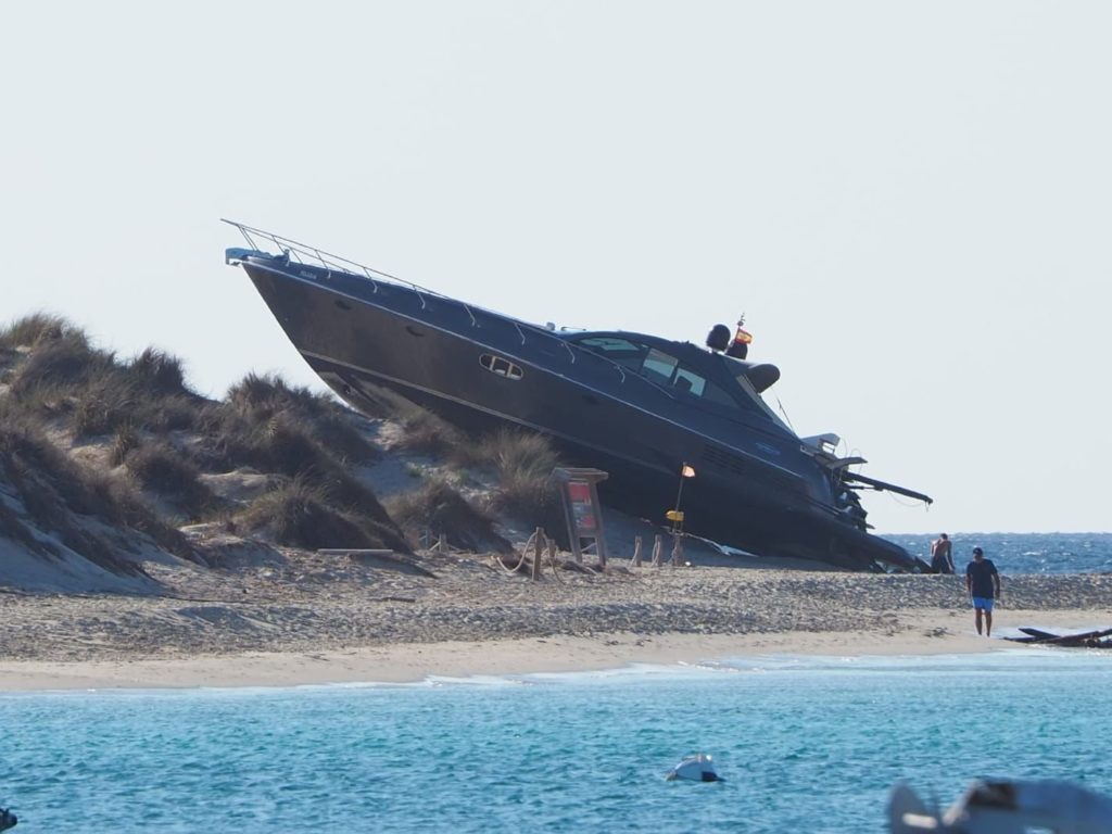 Außer Kontrolle geratenes Motorboot stürzt auf Formentera auf Strand, niemand verletzt