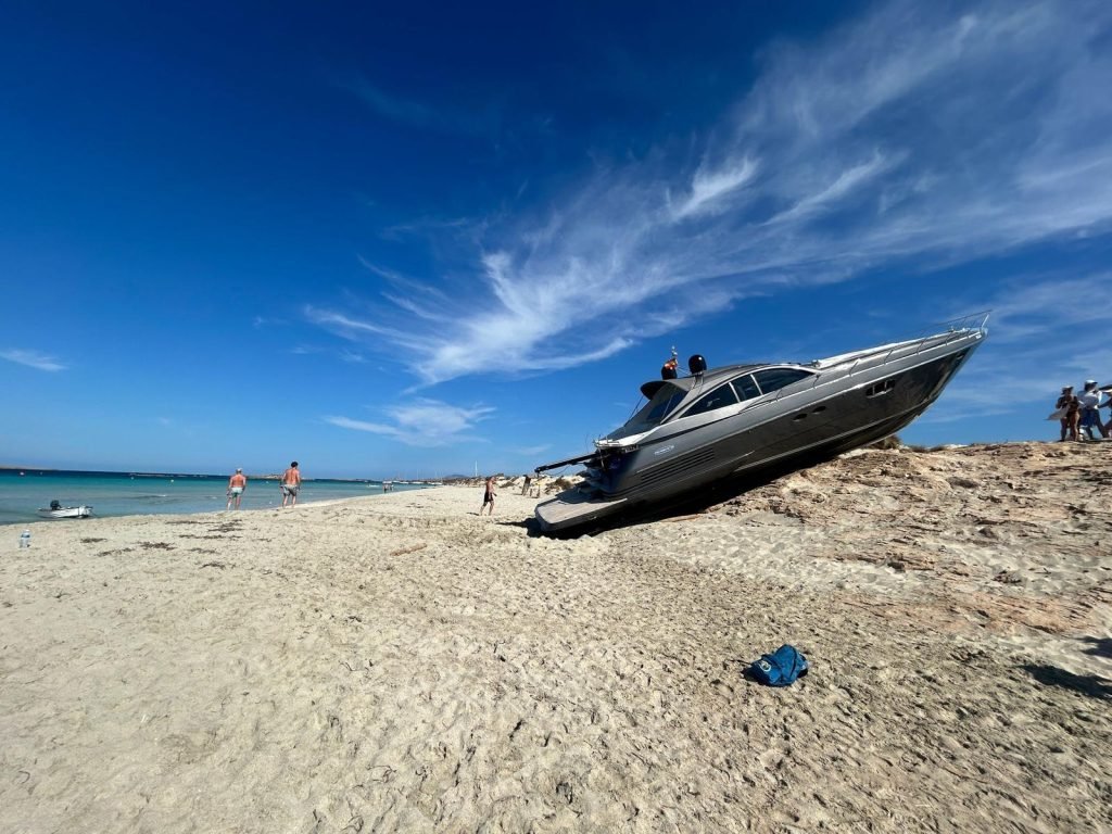 Motoscafo senza controllo si schianta su spiaggia a Formentera nessun ferito