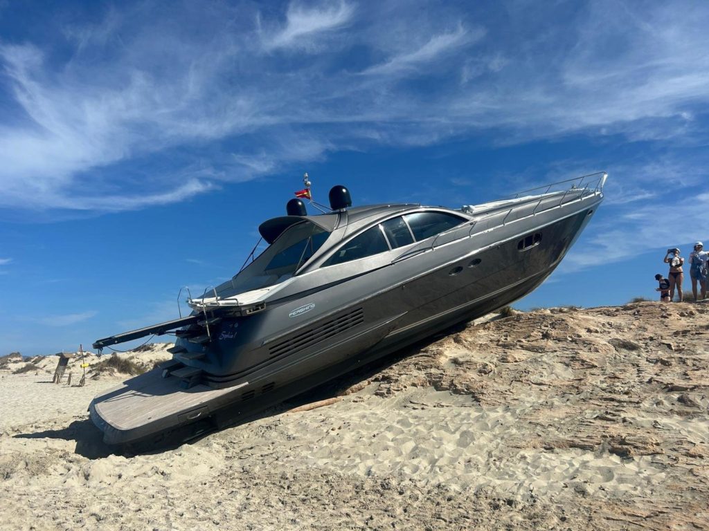 Una lancha fuera de control se estrella en una playa de Formentera y no hay heridos