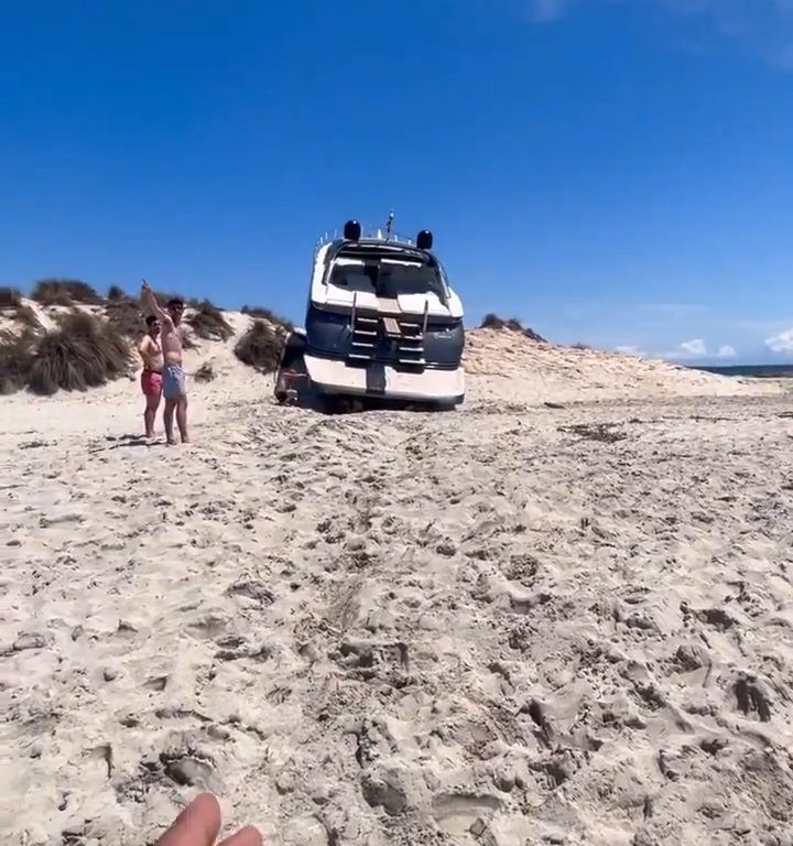 Una lancha fuera de control se estrella en una playa de Formentera y no hay heridos