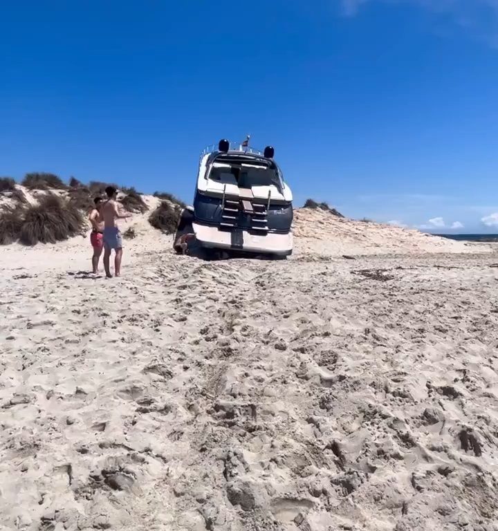 Motoscafo senza controllo si schianta su spiaggia a Formentera nessun ferito