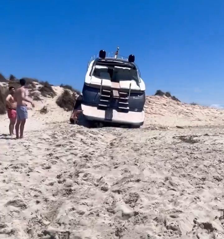 Una lancha fuera de control se estrella en una playa de Formentera y no hay heridos