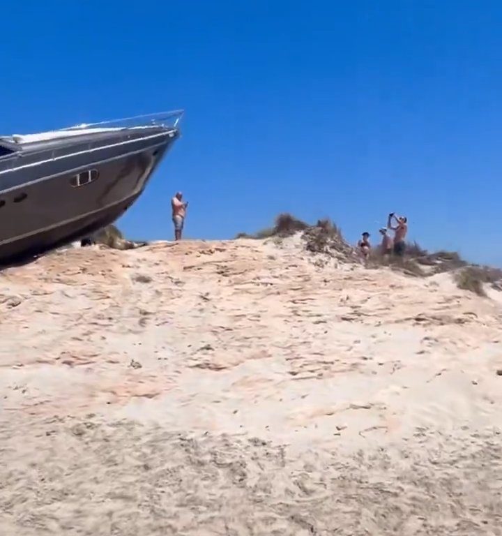 Außer Kontrolle geratenes Motorboot stürzt auf Formentera auf Strand, niemand verletzt