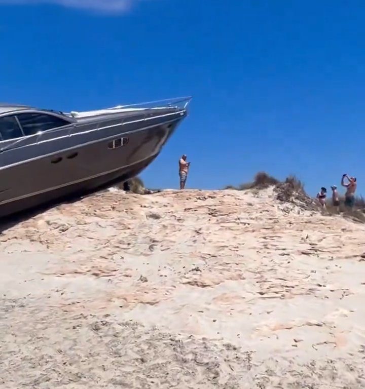 Una lancha fuera de control se estrella en una playa de Formentera y no hay heridos