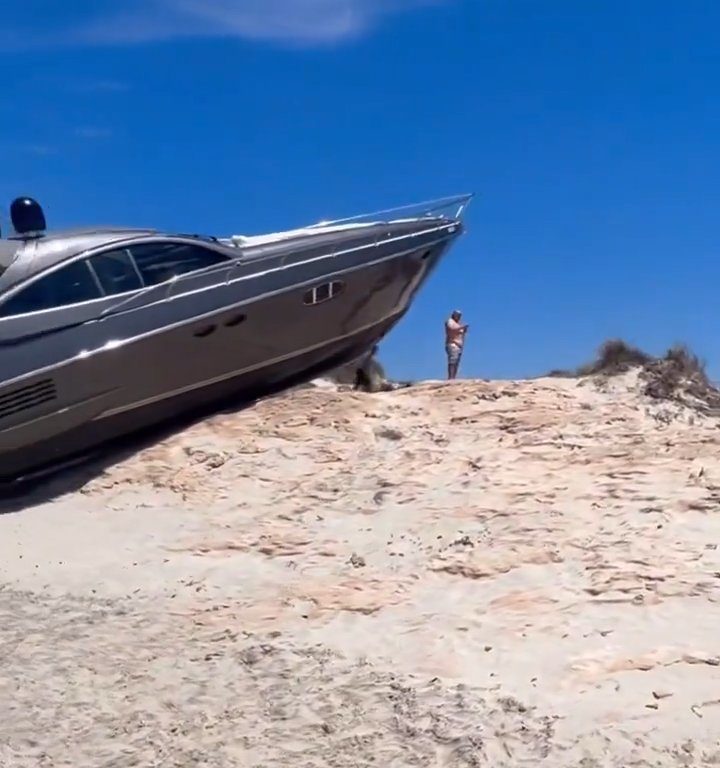 Außer Kontrolle geratenes Motorboot stürzt auf Formentera auf Strand, niemand verletzt