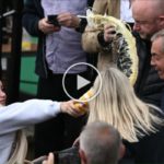 Nigel Farage golpeado con un vaso de batido en la cara