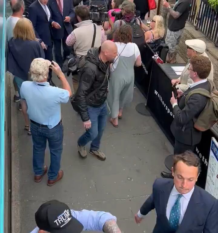 Nigel Farage preso a bicchierate di milkshake in faccia