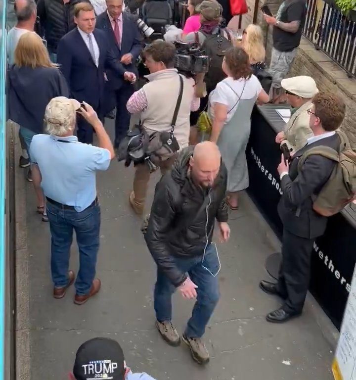 Nigel Farage preso a bicchierate di milkshake in faccia