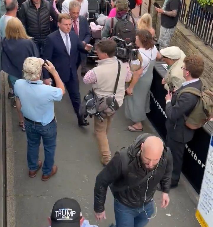 Nigel Farage preso a bicchierate di milkshake in faccia