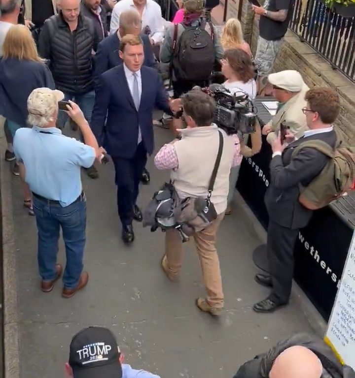 Nigel Farage preso a bicchierate di milkshake in faccia