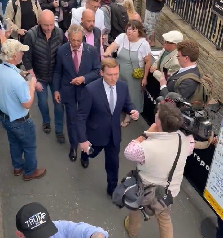 Nigel Farage preso a bicchierate di milkshake in faccia