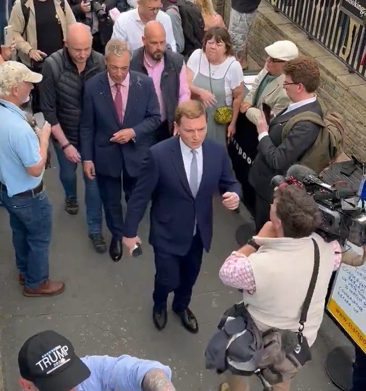 Nigel Farage preso a bicchierate di milkshake in faccia