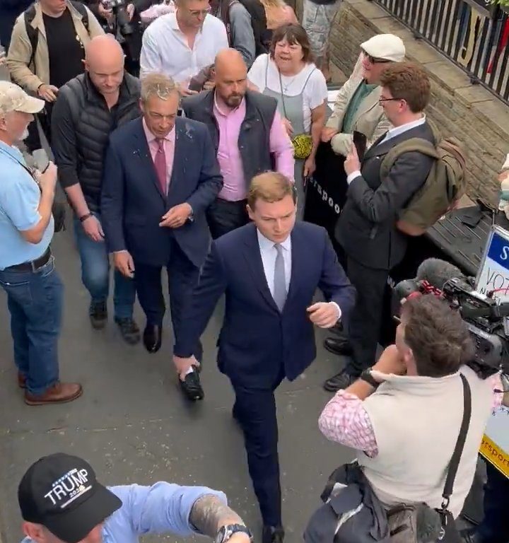 Nigel Farage preso a bicchierate di milkshake in faccia