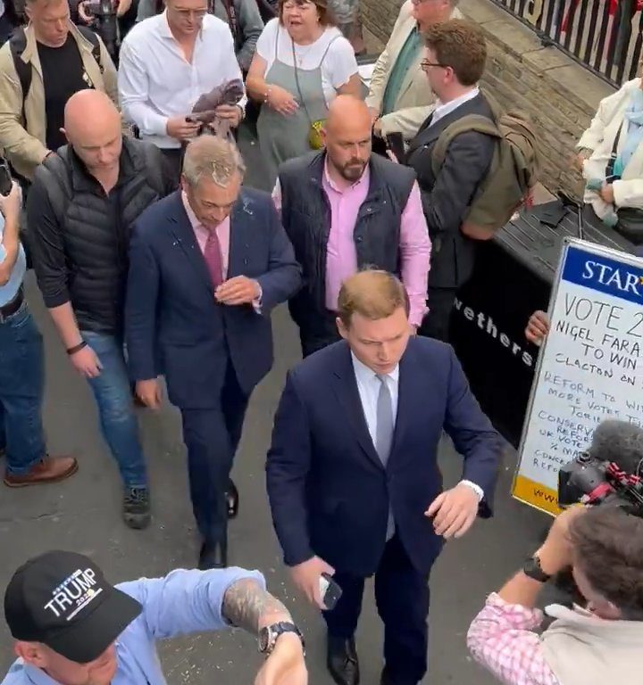 Nigel Farage preso a bicchierate di milkshake in faccia